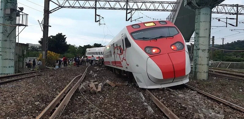 22死171伤！列车出轨铁轨插入车厢倾覆 台湾铁路出事一美籍乘客受伤！（组图） - 9