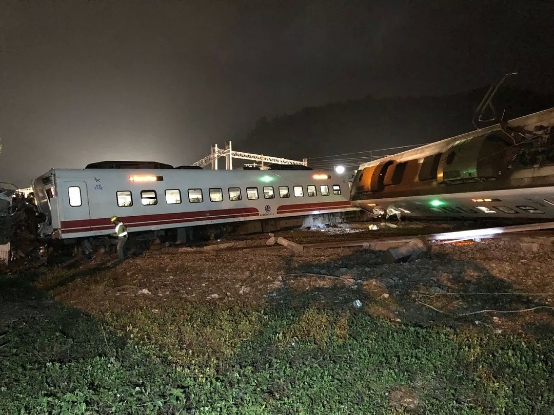 22死171伤！列车出轨铁轨插入车厢倾覆 台湾铁路出事一美籍乘客受伤！（组图） - 10