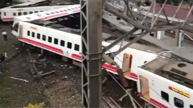 22死171伤！列车出轨铁轨插入车厢倾覆 台湾铁路出事一美籍乘客受伤！（组图） - 11