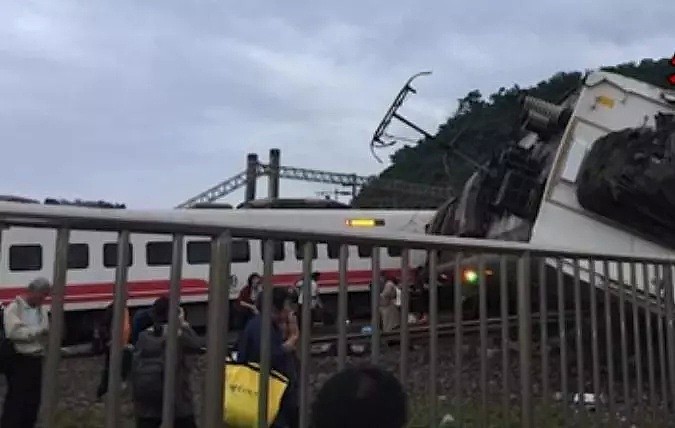 22死171伤！列车出轨铁轨插入车厢倾覆 台湾铁路出事一美籍乘客受伤！（组图） - 12