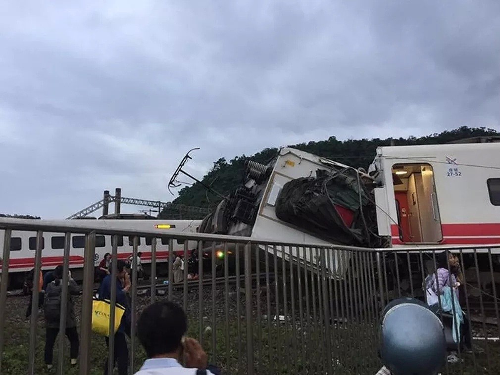 22死171伤！列车出轨铁轨插入车厢倾覆 台湾铁路出事一美籍乘客受伤！（组图） - 13