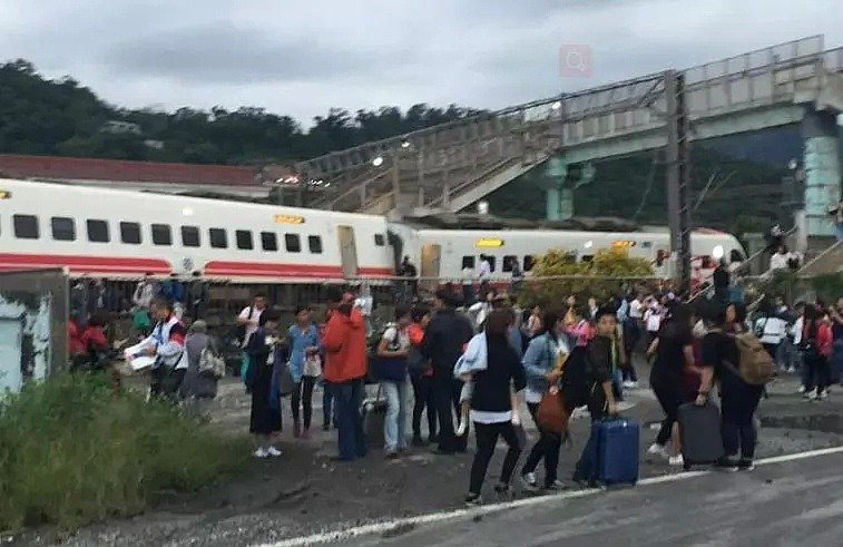 22死171伤！列车出轨铁轨插入车厢倾覆 台湾铁路出事一美籍乘客受伤！（组图） - 15
