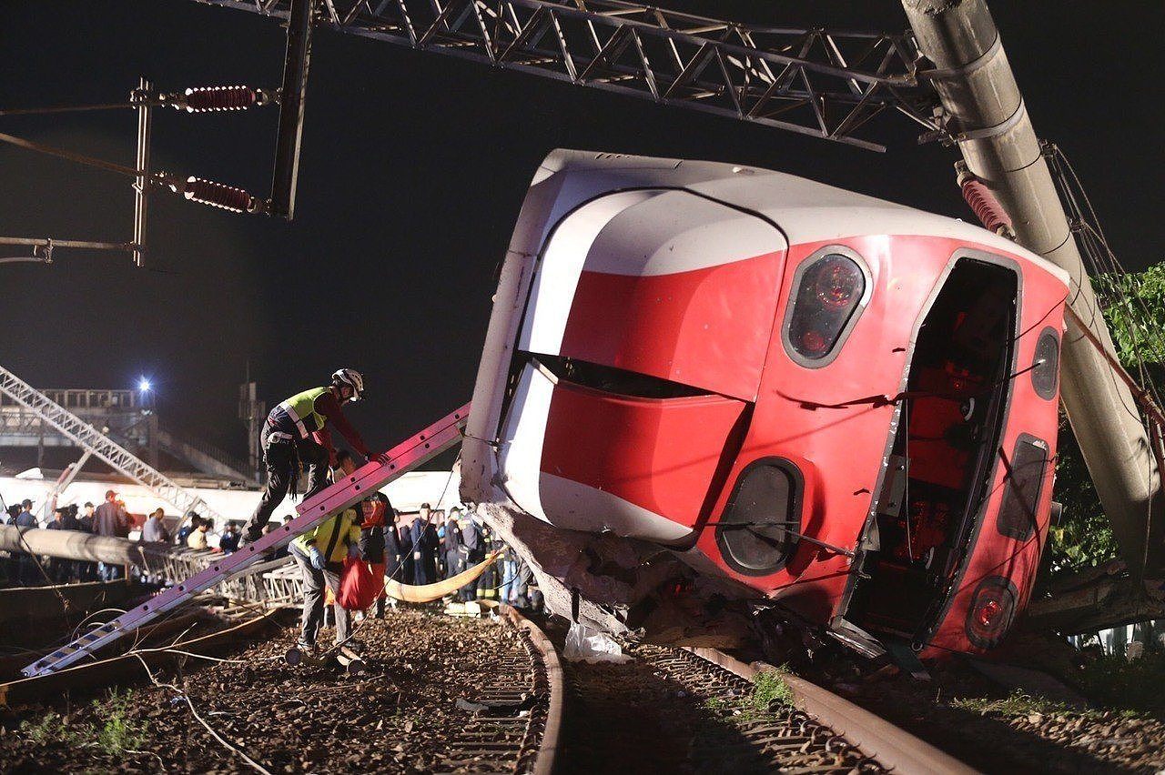 台铁局长：事故列车引进自日本，才运转了6年（组图） - 3
