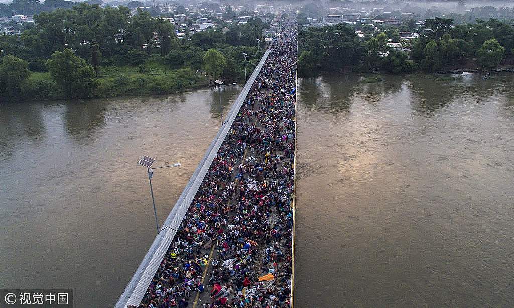 向美国推进！数千移民挤爆墨西哥边境大桥引发骚乱（组图） - 1