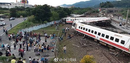 惨烈！台湾火车出轨侧翻瞬间 整个人从座位飞出（组图） - 10