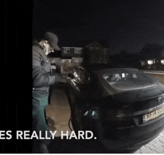 英国小偷秒开特斯拉Model S车门：不会拔充电头（视频/图） - 2