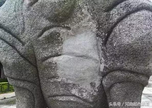 泉州75岁老人“爱护”文物，用水泥把破损百年石狮的嘴封上，网友炸了