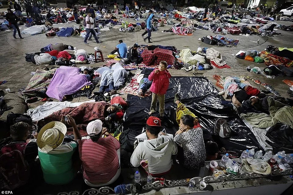 美国国家紧急事件！上万难民逼近美墨边境强行闯关 加州将沦为人间地狱！（组图） - 11