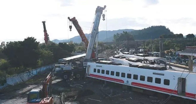 台铁列车翻覆事故，一家亲友18人上车9死6伤，罹难者每人获赔540万（视频/组图） - 3