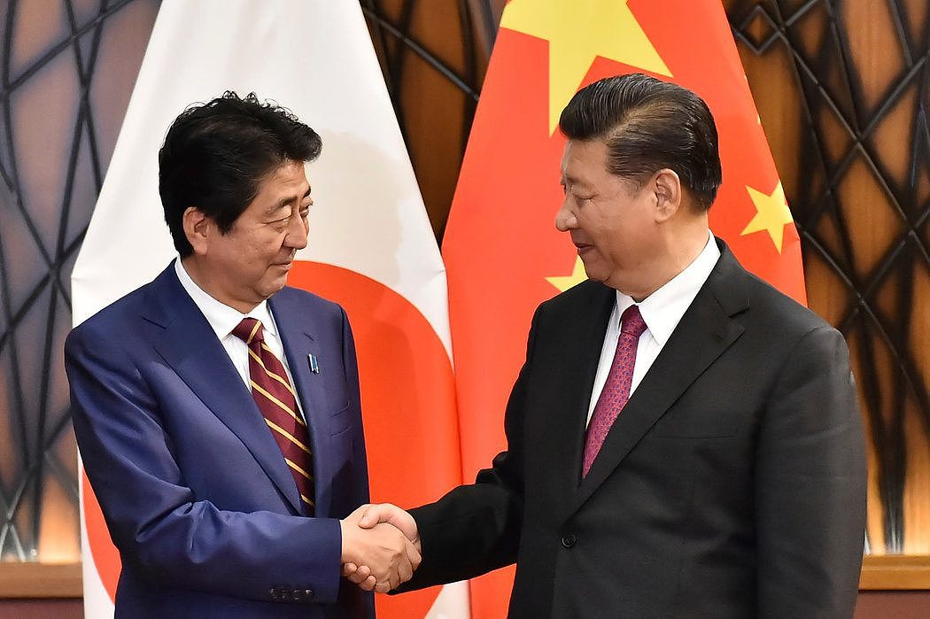 2017年11月，越南岘港，日本首相安倍晋三（左）和中国国家主席习近平。习近平在见到安倍晋三时露出了罕见的微笑。