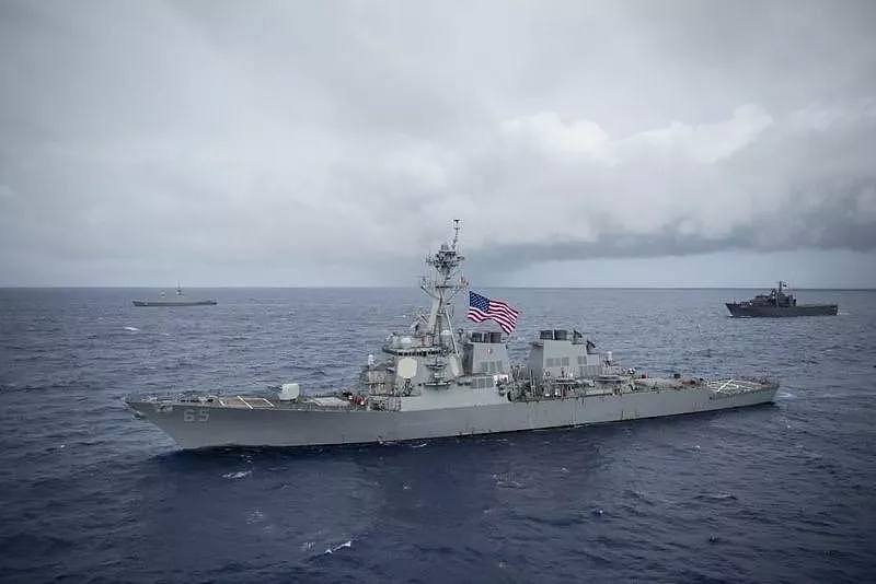 美国两艘军舰穿越台湾海峡 多艘中国军舰监视（组图） - 6