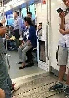 臭气熏天！地铁上一女子抢不到座位，竟使出了“生化武器”（组图/视频） - 1