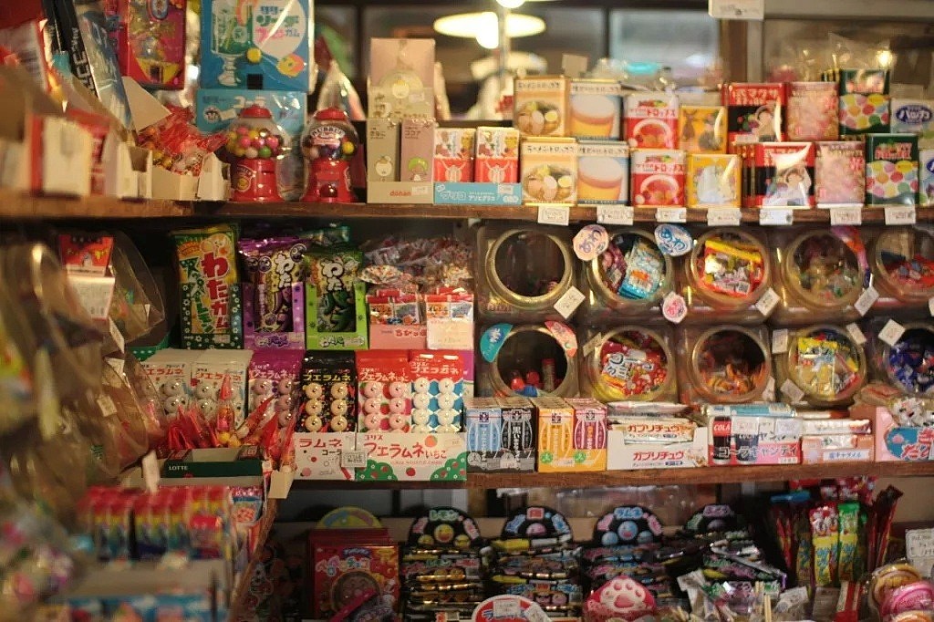 44岁日本男子开了个点心店，店里放着各种零食女仆装，竟然是为了诱骗小女生（组图） - 1