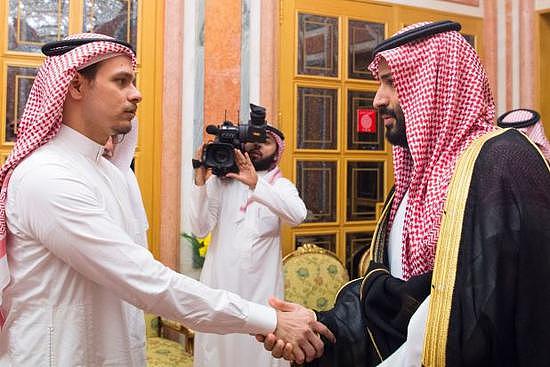  ▲沙特王储于23日下午会见卡舒吉之子 （左）。图据社交媒体