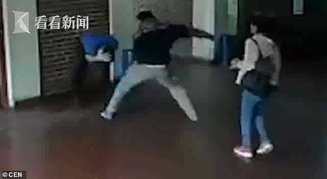 15岁女儿被老师性侵 愤怒老爸15秒狂揍老师22拳（组图） - 2