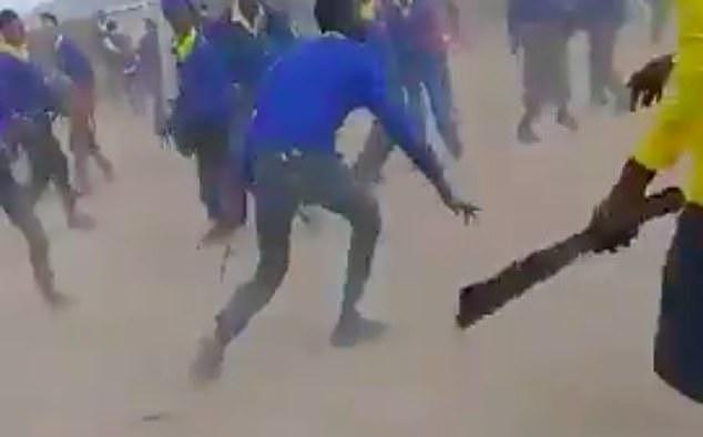 南非现可怕校园暴力：多名学生用特制砍刀互相攻击，路人疯狂逃窜
