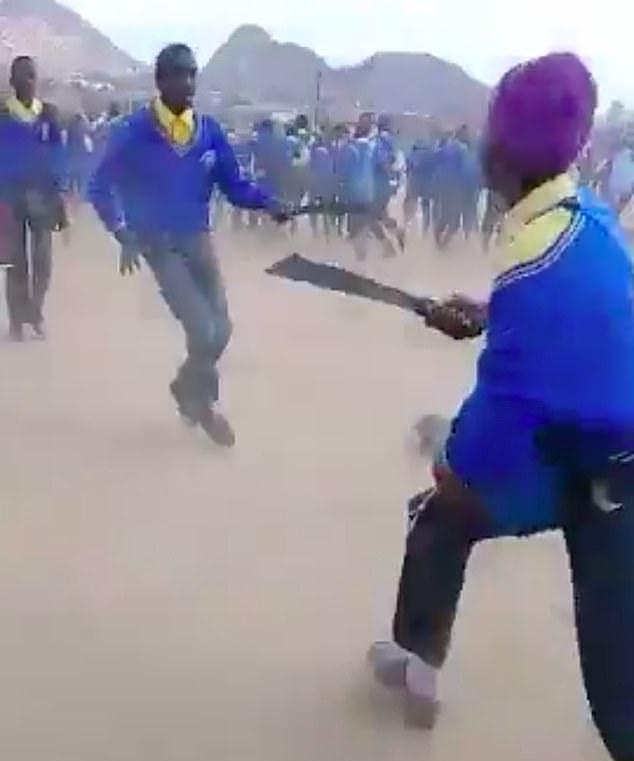 南非现可怕校园暴力：多名学生用特制砍刀互相攻击，路人疯狂逃窜