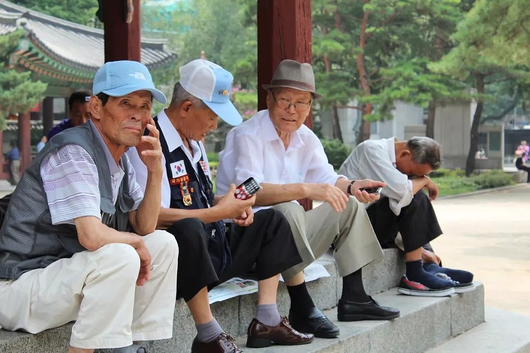 韩国老人有多穷？他们拍了一个捡纸皮的韩国老奶奶的视频，震惊无数网友（组图） - 1