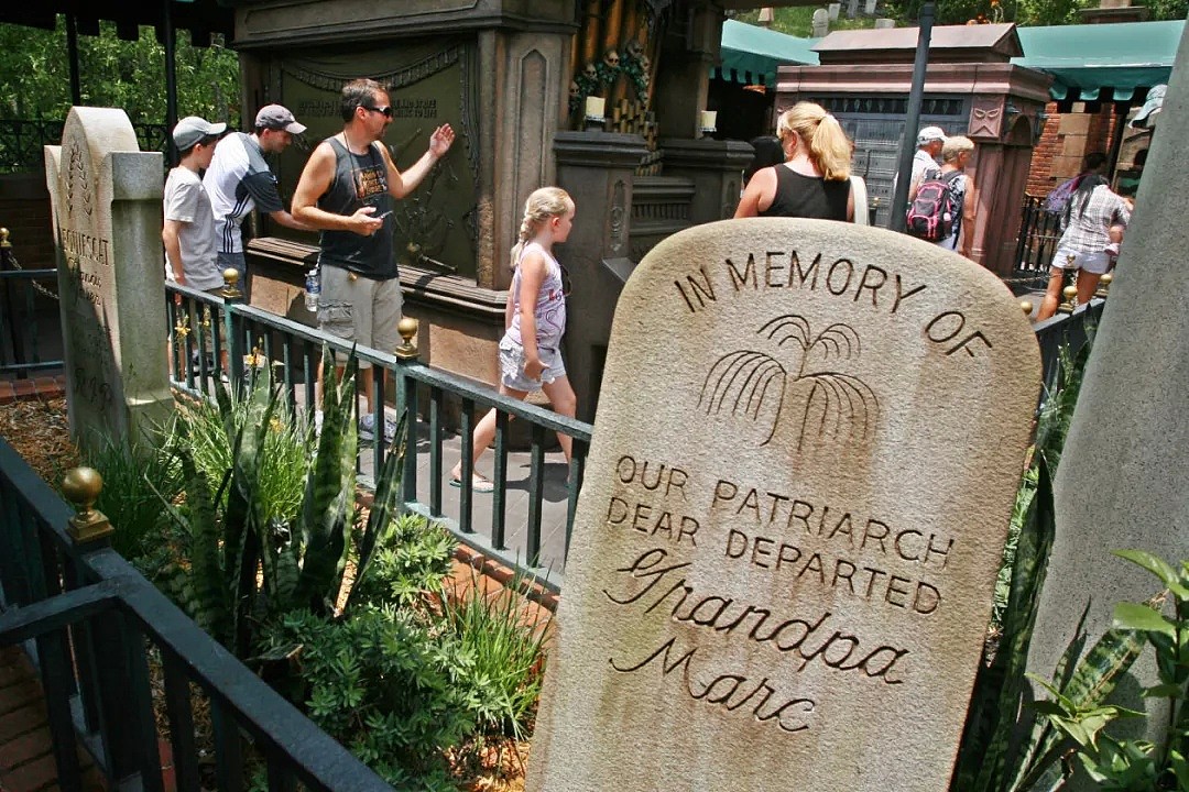 毛骨悚然！迪士尼证实游客爱在园内撒亲人骨灰，这是要做开心鬼吗？（组图） - 11