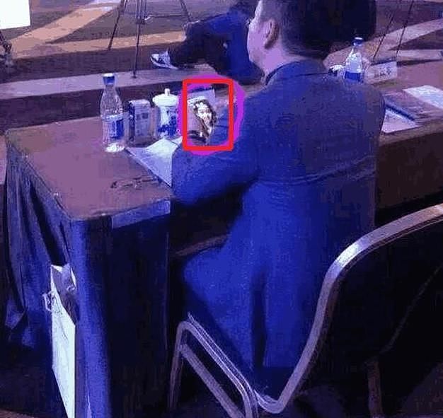 刘强东开会竟偷看奶茶照片，网友：你不是脸盲吗？（组图） - 2