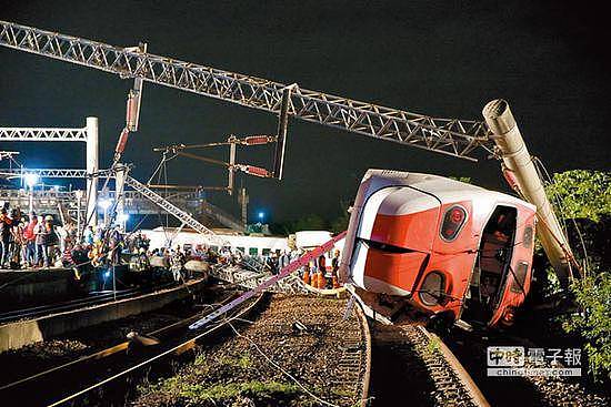 普悠玛列车于新马车站出轨，5个车厢翻覆，5、7、8节倾覆最严重，但台铁说普悠玛经特检没问题。（图片来源：台湾“中时电子报”）