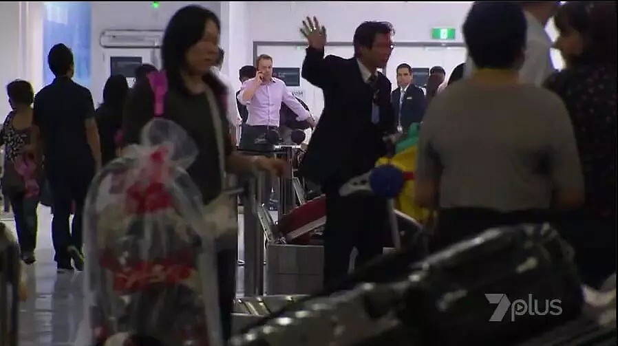 中国女留学生在悉尼机场被拦下，行李箱一打开，海关人员全傻眼了！（组图） - 1