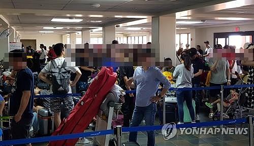 韩媒：同样被困塞班 韩国游客眼巴巴看着中国游客被接走（组图） - 1