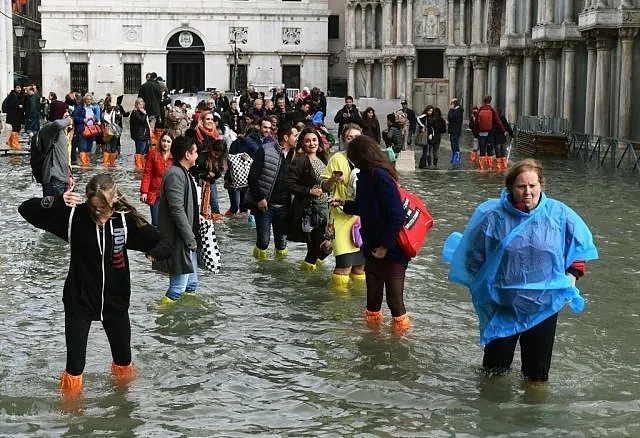 水城威尼斯被水淹了，然而意大利人照样玩得很嗨啊（组图） - 1