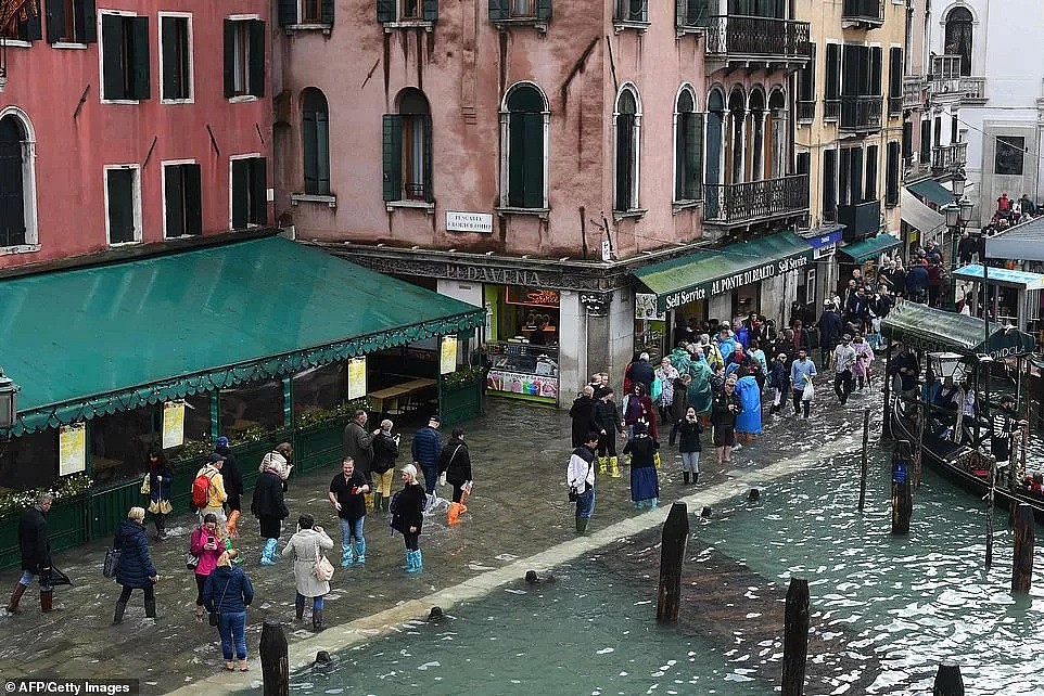 水城威尼斯被水淹了，然而意大利人照样玩得很嗨啊（组图） - 2