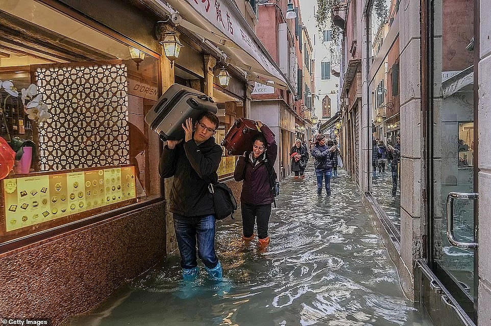 水城威尼斯被水淹了，然而意大利人照样玩得很嗨啊（组图） - 4