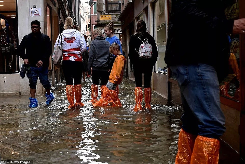 水城威尼斯被水淹了，然而意大利人照样玩得很嗨啊（组图） - 6