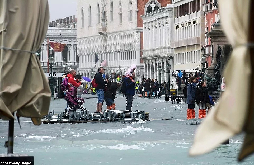 水城威尼斯被水淹了，然而意大利人照样玩得很嗨啊（组图） - 22