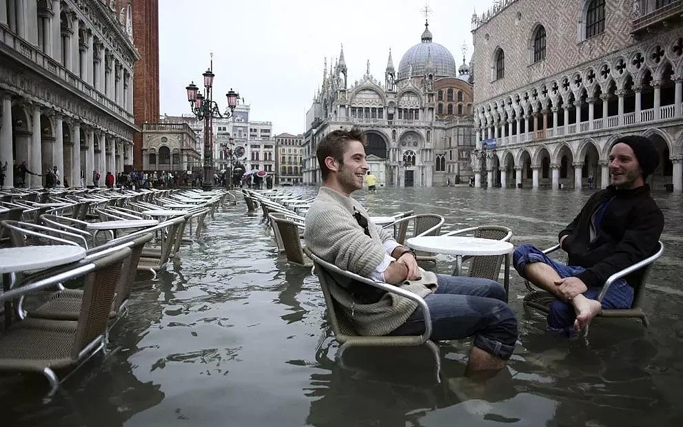 水城威尼斯被水淹了，然而意大利人照样玩得很嗨啊（组图） - 25