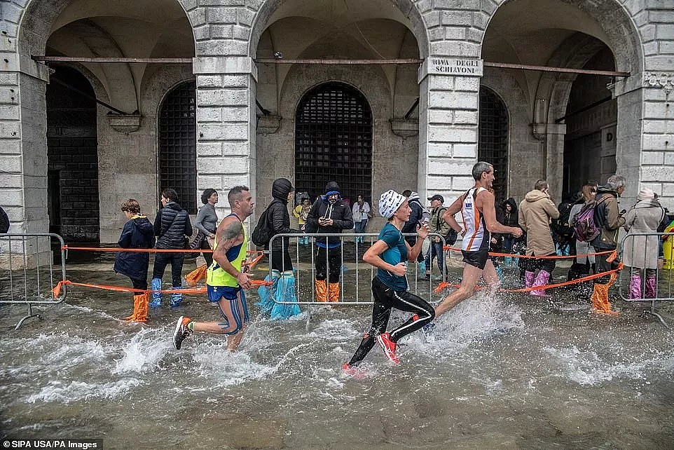 水城威尼斯被水淹了，然而意大利人照样玩得很嗨啊（组图） - 28