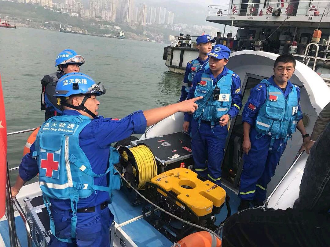 重庆大巴坠入长江，现场救援队员开展行动后发现父亲也在车上（组图） - 1