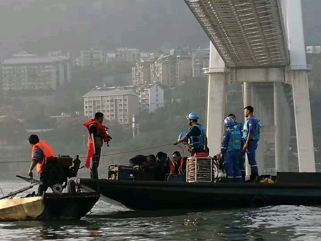 重庆大巴坠入长江，现场救援队员开展行动后发现父亲也在车上（组图） - 7