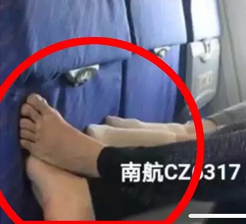 中国大妈飞机上光脚靠在前排乘客肩膀上，称“跳芭蕾受伤”，怒斥投诉乘客没同情心！（视频/组图） - 4