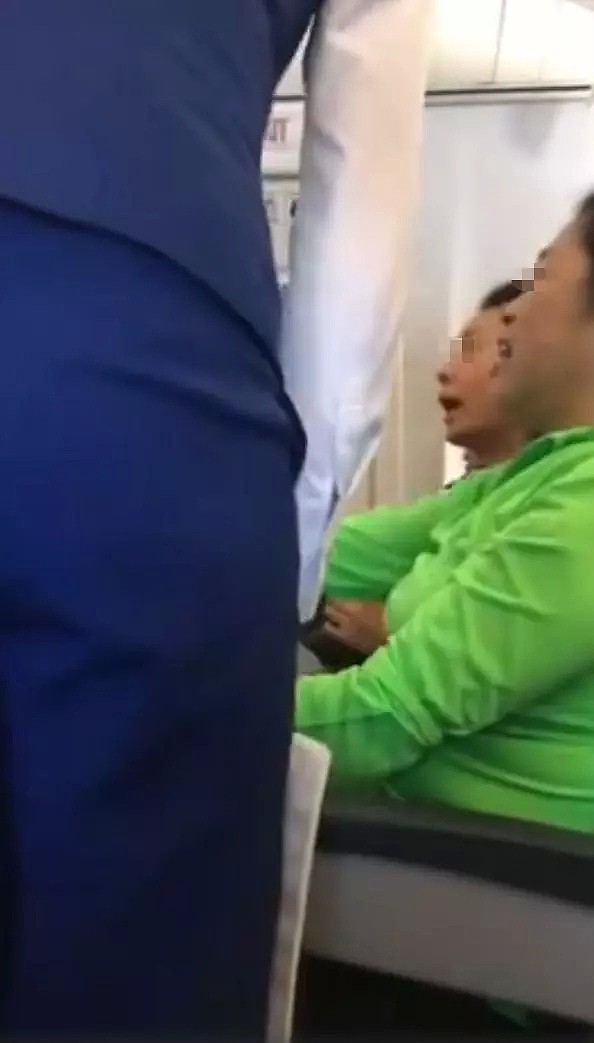 中国大妈飞机上光脚靠在前排乘客肩膀上，称“跳芭蕾受伤”，怒斥投诉乘客没同情心！（视频/组图） - 10