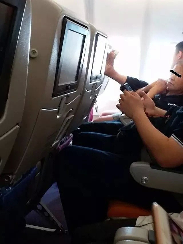 中国大妈飞机上光脚靠在前排乘客肩膀上，称“跳芭蕾受伤”，怒斥投诉乘客没同情心！（视频/组图） - 21