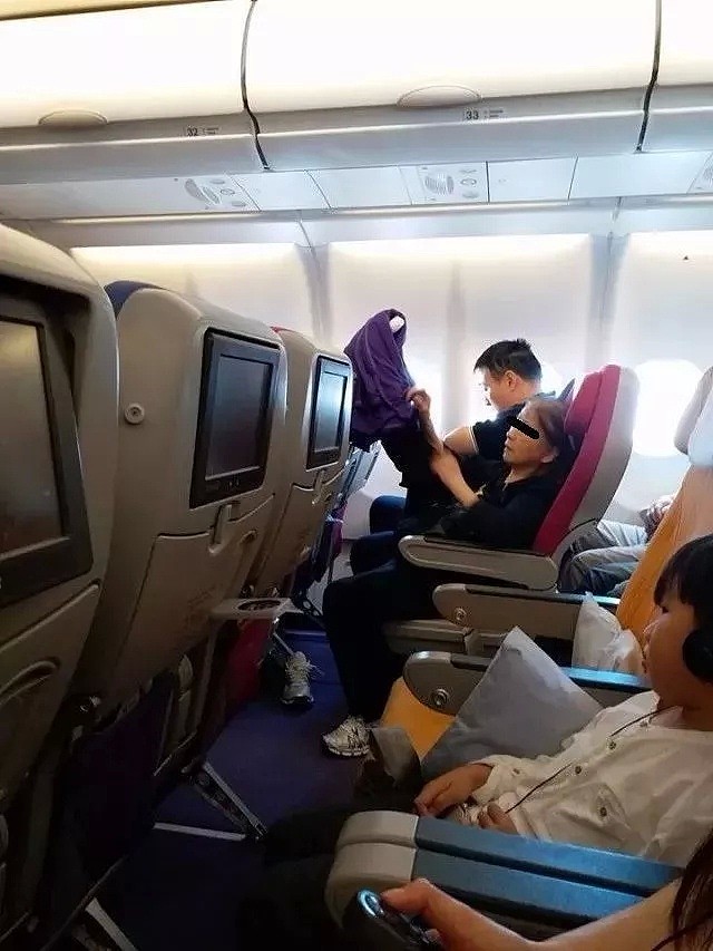 中国大妈飞机上光脚靠在前排乘客肩膀上，称“跳芭蕾受伤”，怒斥投诉乘客没同情心！（视频/组图） - 23