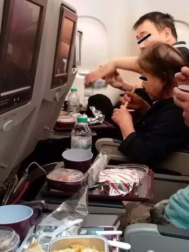 中国大妈飞机上光脚靠在前排乘客肩膀上，称“跳芭蕾受伤”，怒斥投诉乘客没同情心！（视频/组图） - 24