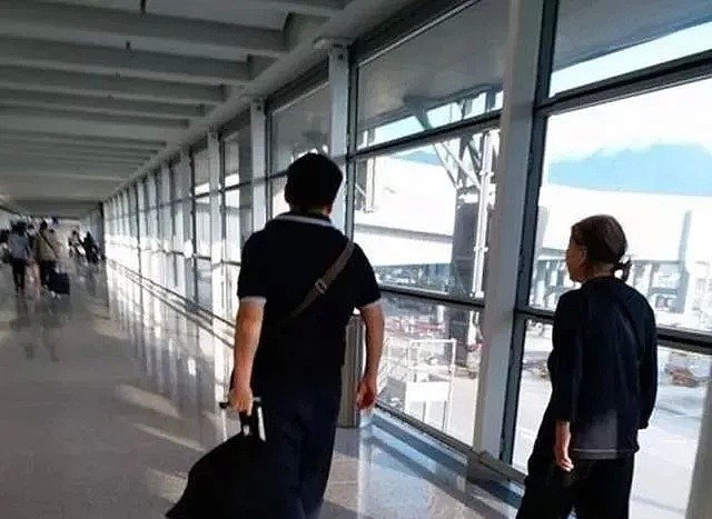 中国大妈飞机上光脚靠在前排乘客肩膀上，称“跳芭蕾受伤”，怒斥投诉乘客没同情心！（视频/组图） - 25