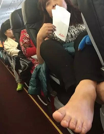 中国大妈飞机上光脚靠在前排乘客肩膀上，称“跳芭蕾受伤”，怒斥投诉乘客没同情心！（视频/组图） - 27