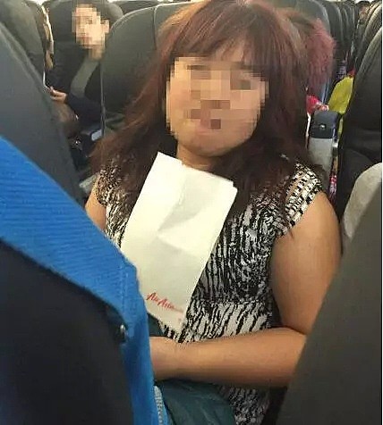 中国大妈飞机上光脚靠在前排乘客肩膀上，称“跳芭蕾受伤”，怒斥投诉乘客没同情心！（视频/组图） - 28