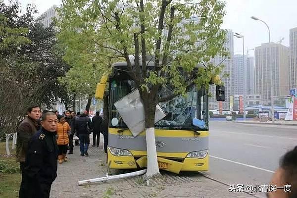 重庆坠江同路公交车，曾两次遭乘客抢夺方向盘致事故