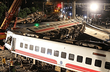 台铁事故致18人遇难 日本承认列车设计有疏失（组图）
