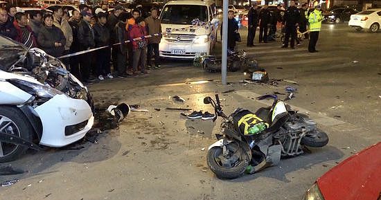 越野车冲撞致1死6伤 警方：女友用围巾勒司机（图） - 1