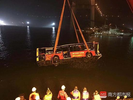 重庆公交潜水员打捞出3岁小孩遗体当场痛哭：带你们回家（组图） - 4