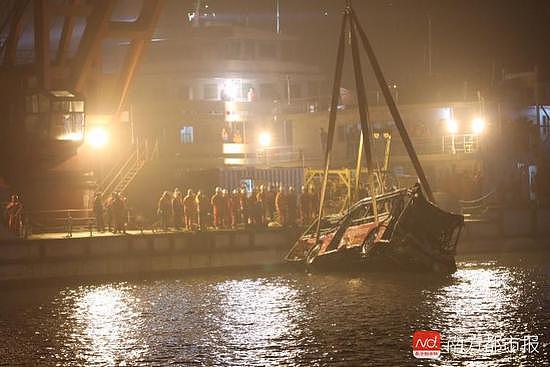 重庆公交潜水员打捞出3岁小孩遗体当场痛哭：带你们回家（组图） - 5