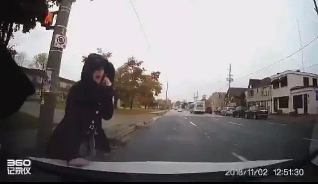 朋友圈疯传！女子横穿马路玩手机，华人司机一下撞了上去！（视频/组图） - 1